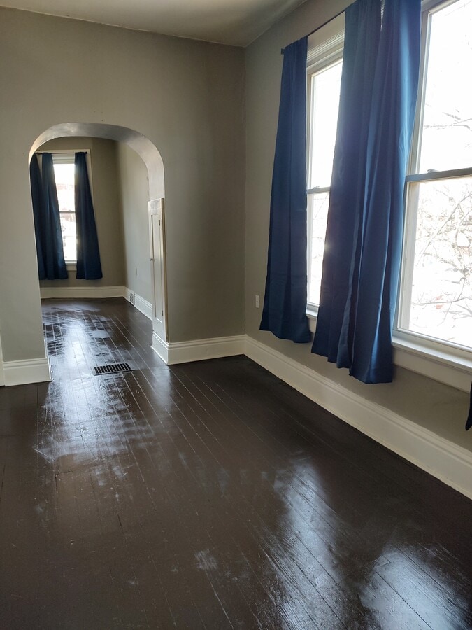 living room - 2021 Washington Ave Unit 2021 12