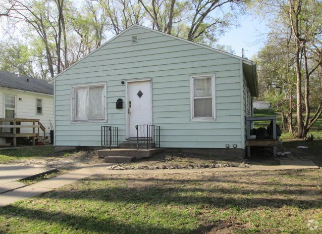 Building Photo - Three Bedroom Home