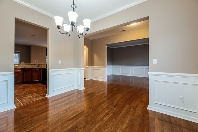 Photo - 400 Middleshare Dr