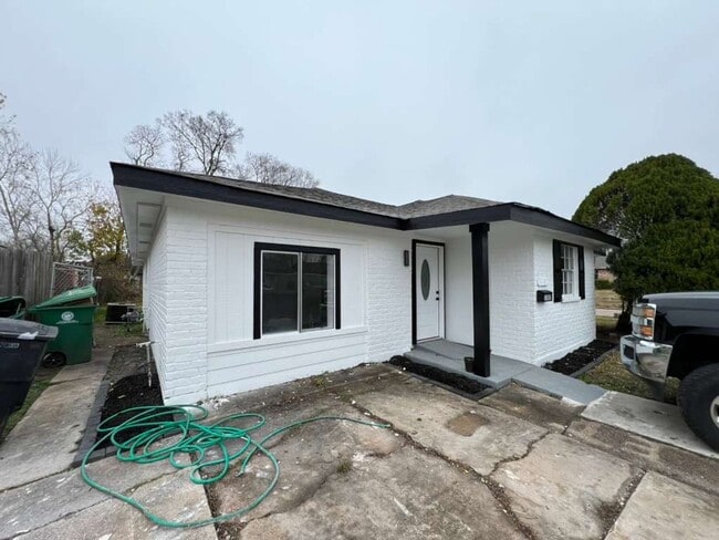 Building Photo - BEAUTIFUL HOME IN HOUSTON. MOVE IN READY!.
