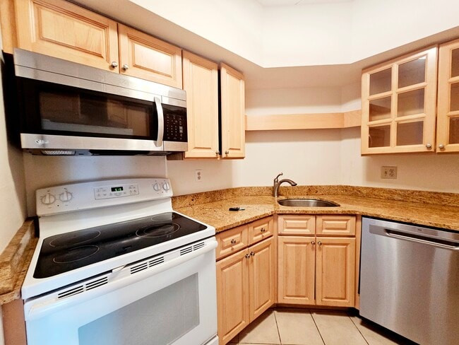 Building Photo - 125 Pleasant St Unit 135
