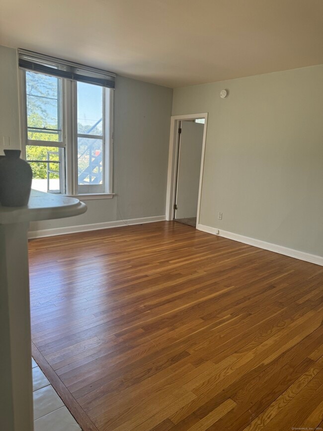 Building Photo - 218 Flax Hill Rd Rental