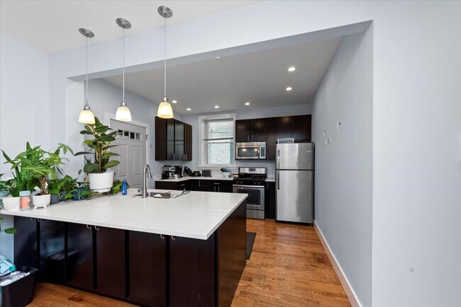 Building Photo - 4912 N Washtenaw Ave Unit 3