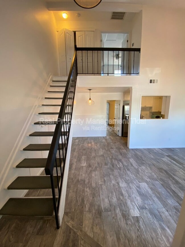 Photo - 430 Falling Ln