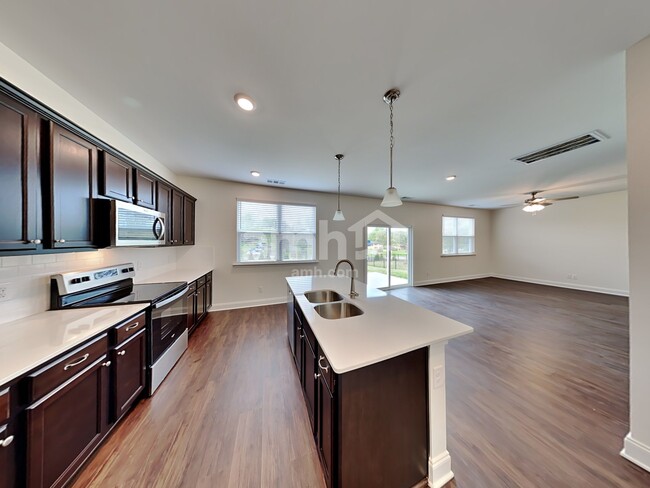 2104 Williamshire Ln