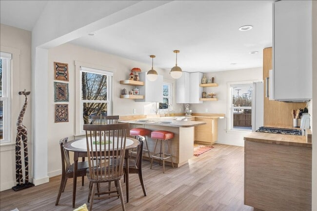 Building Photo - Stunning 4BR/2BA Home in Prime West End Lo...