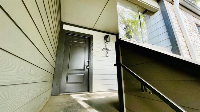 Photo - 1510 W N Loop Blvd Unit 822