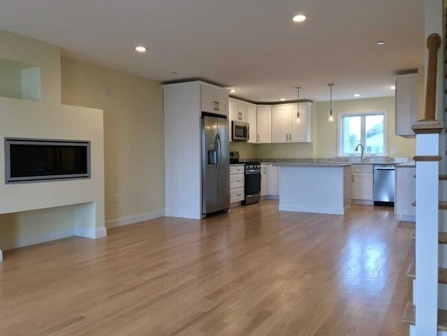 7 Bay St