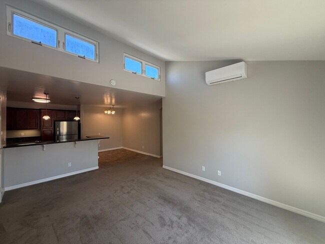 Building Photo - Beautiful 4B/2BA Top Floor Corner Unit 439 Rental