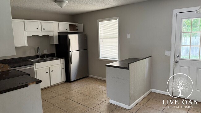 Photo - MOVE-IN SPECIAL: $500 OFF 1st MONTH'S RENT!**