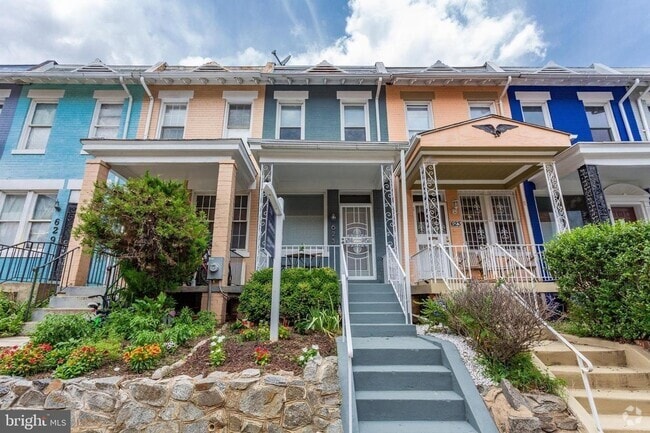 Building Photo - Gorgeous Rowhome Walking Distance to Colum...