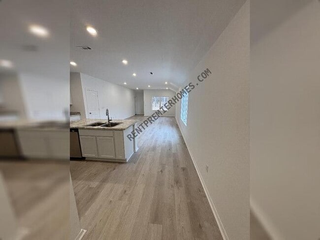 Photo - 310 Sarah Alyse Ln