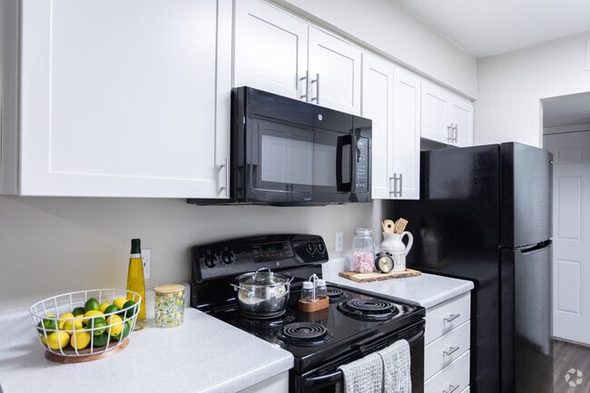 3BR, 2BA - 1,270SF - Kitchen - Royal Ridge