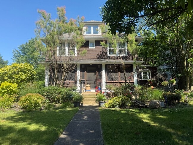 Building Photo - 2425 Demington Dr Unit 2425 Demington Drive