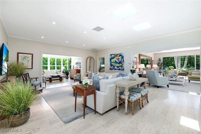 Photo - 642 6th Ave N