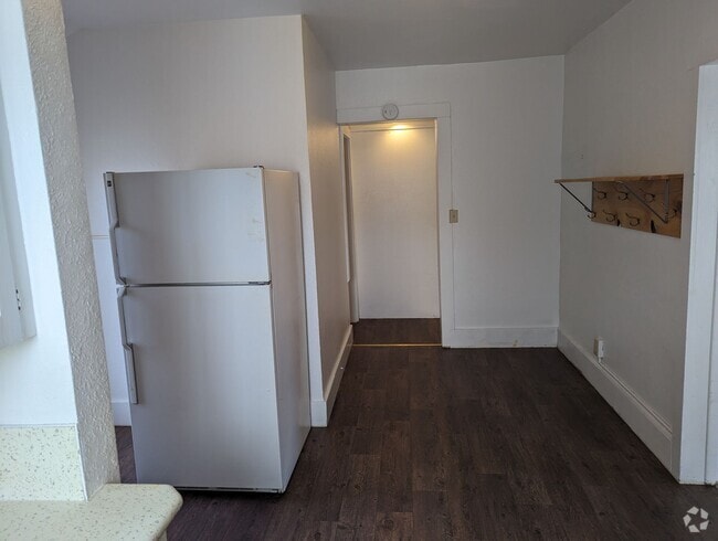 Building Photo - $850 - I Bedroom 1 Bathroom Apartment - He... Unit APT 4