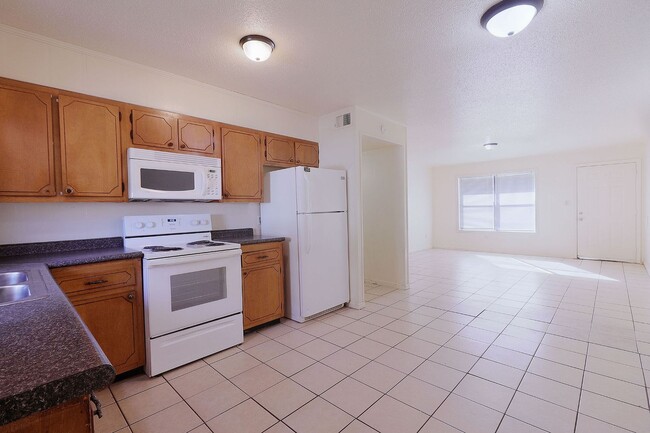 Photo - 201 E Baldwin Unidad 201