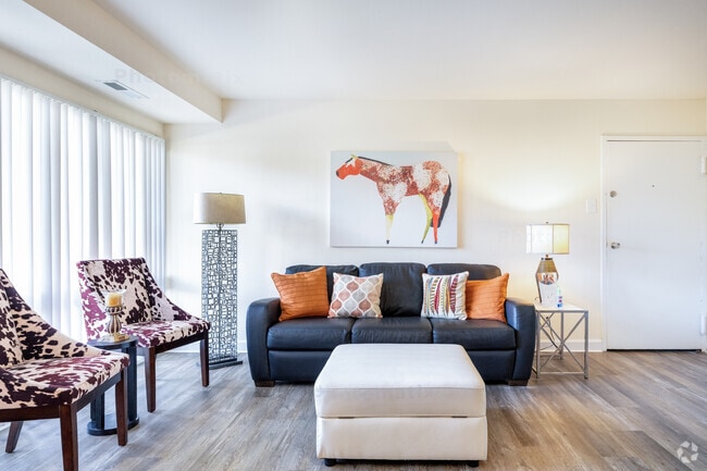 2BR, 1BA - 995SF - Living Room