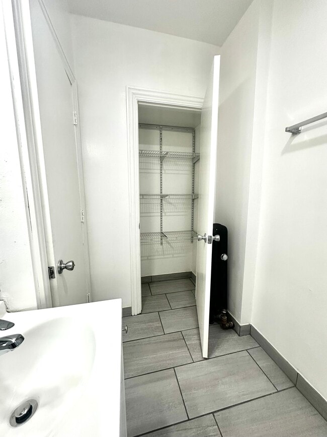 Muestra 1 disponible en febrero de 2026 - 4031 N Kenmore Apartments