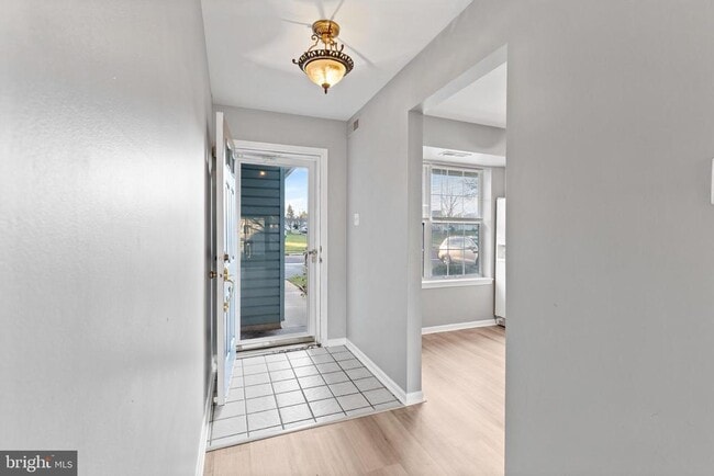 Building Photo - 387 Independence Dr