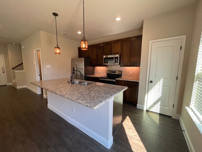 Building Photo - 805-807 Jameson Unit 807