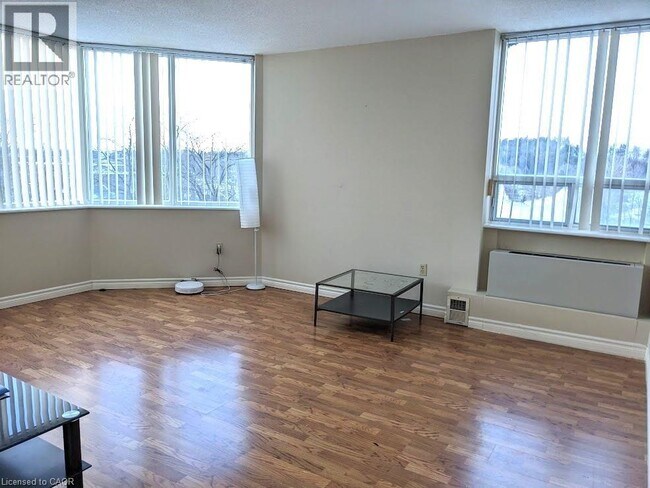 Photo - 3227 King St E Unité 610