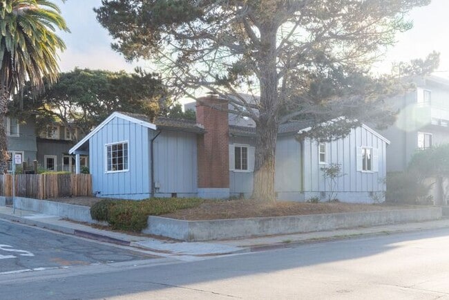 Building Photo - Thoughtfully Updated 2 bedroom Home in Pacific Grove