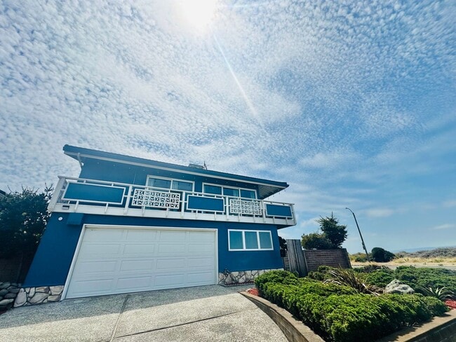 Building Photo - Incredible Luxury Beach House with Views, Steps to the Ocean in Alameda