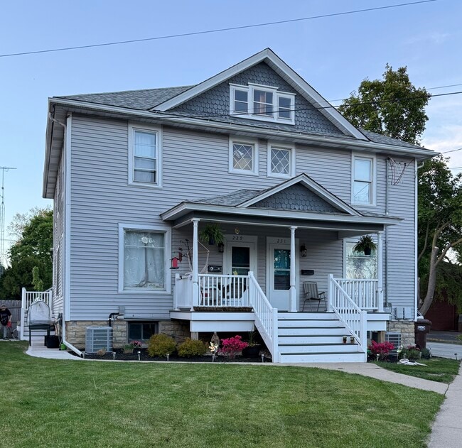 Building Photo - 229 McHenry Ave Unit 229 McHenry Woodstock Rental