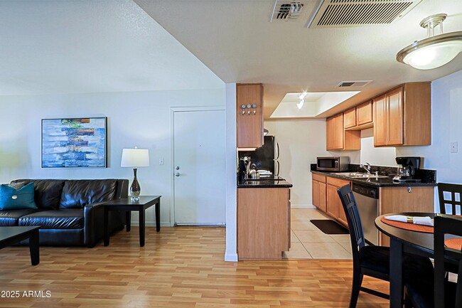 Building Photo - 740 W Elm St Unit 116 Rental