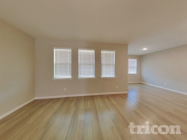 Photo - 260 Jenkinson Dr