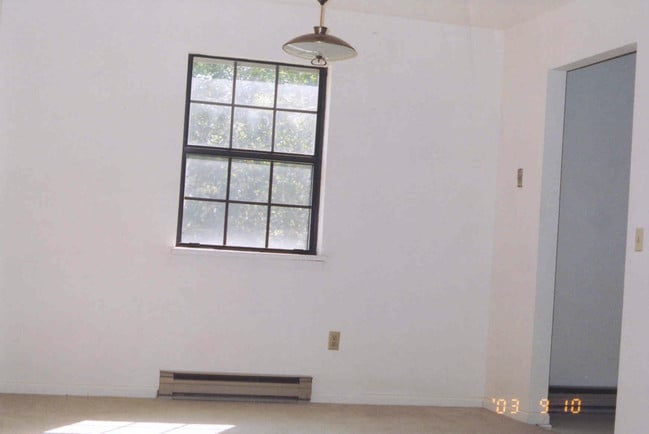 1 Bedroom Dining Room - Robin Hill Apartments