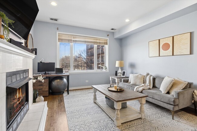 Photo - 323 W Schiller St