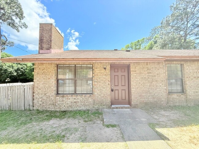 Building Photo - Charming 2-Bedroom Apartment - Prime Location