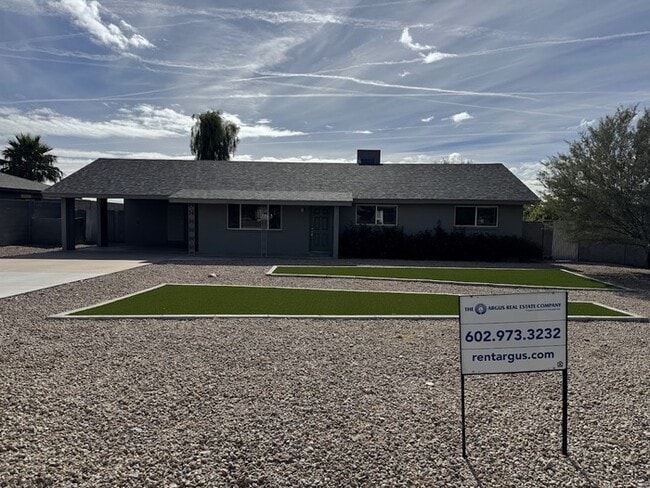 Building Photo - Mid Century and Mountain Views