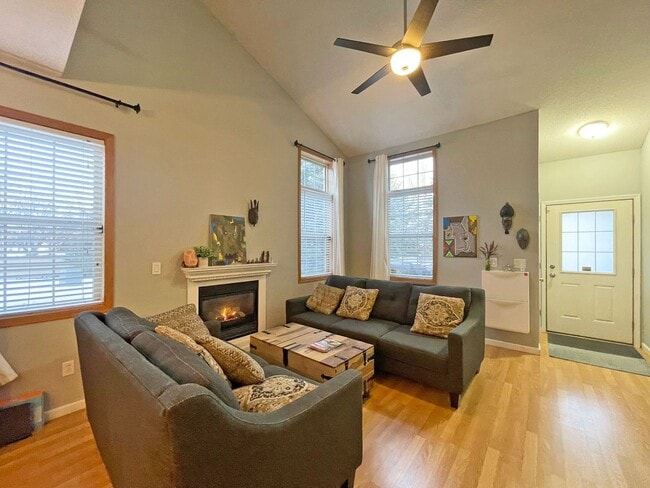 Photo - Spacious End Unit Townhome with Fireplace and Vaulted Ceilings is Pet Friendly!