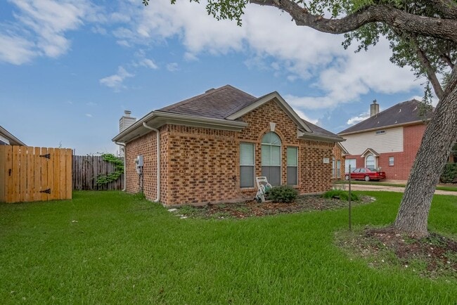 Photo - 311 N Esplanade Ln