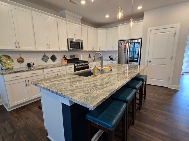 Photo - 4 Bedroom 3.5 Bathroom Townhome w/ Upgraded Finishes and fenced in yard. Located in the heart of ...