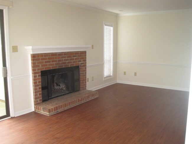 Photo - 111 Charter Oaks Cir