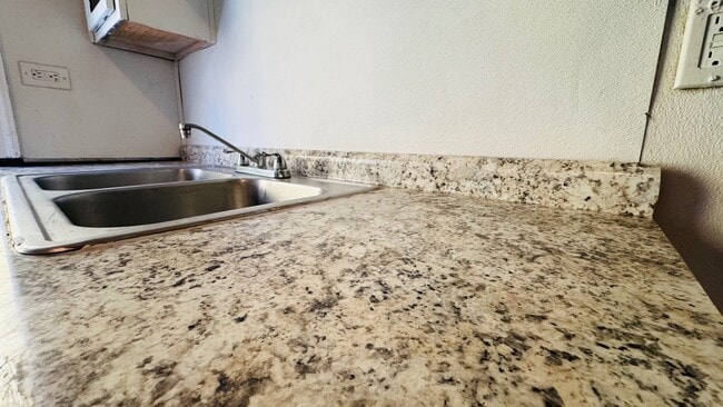 Photo - 12633 Edmonton Ave Unidad 1