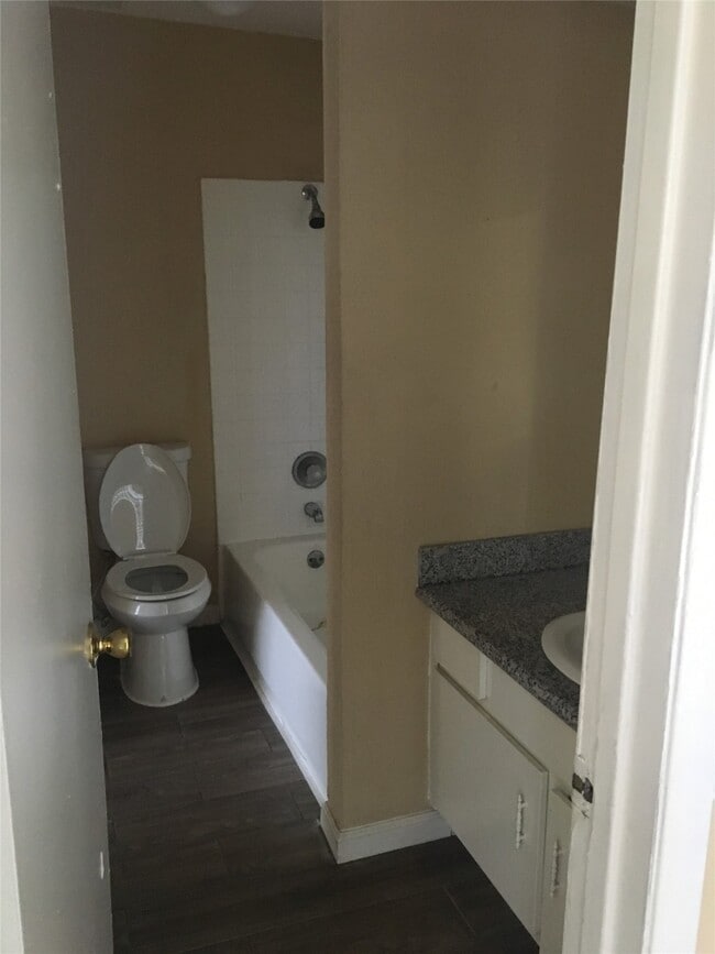 Photo - 5625 Antoine Dr Unidad 313