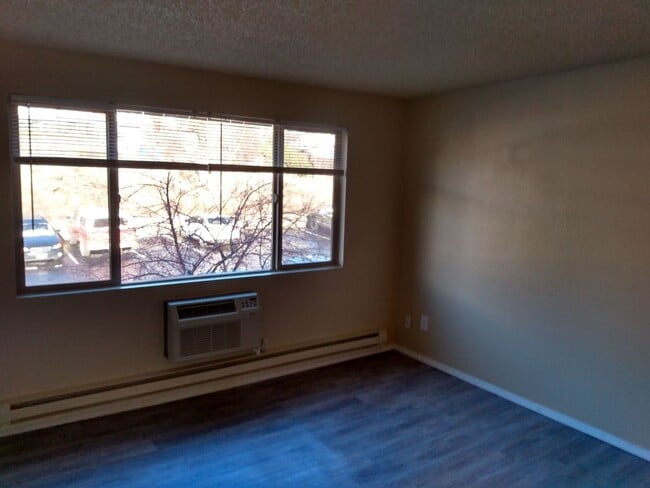 Building Photo - 1 bedroom 1 bathroom upstairs apartment - Granvue Apartments