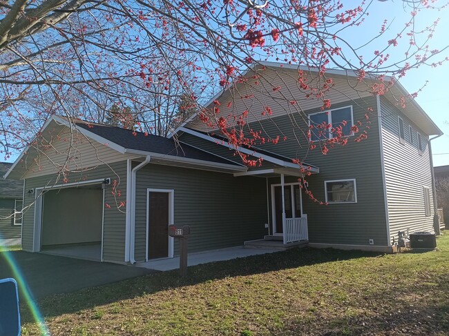 Photo - 811 N State St