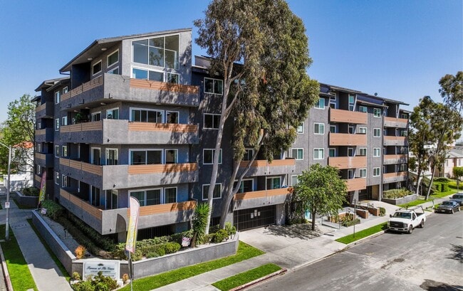 Building Photo - 110 South Sweetzer Ave