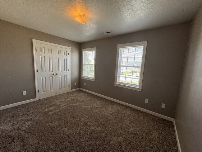 Photo - 302 Streamwood Dr