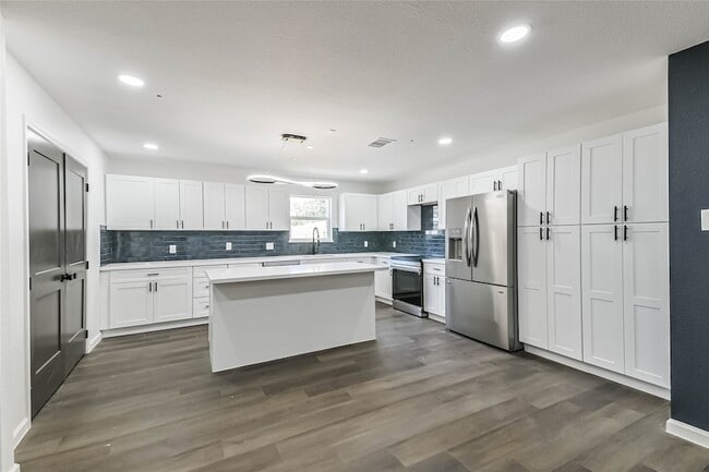 Building Photo - 135 E Janisch Rd