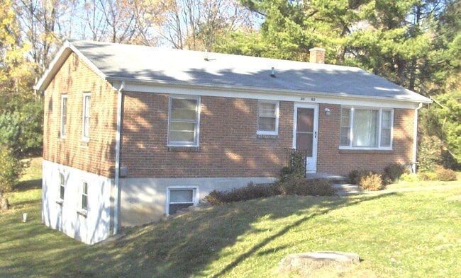 Building Photo - 2 Bedroom 1 Bath Duplex