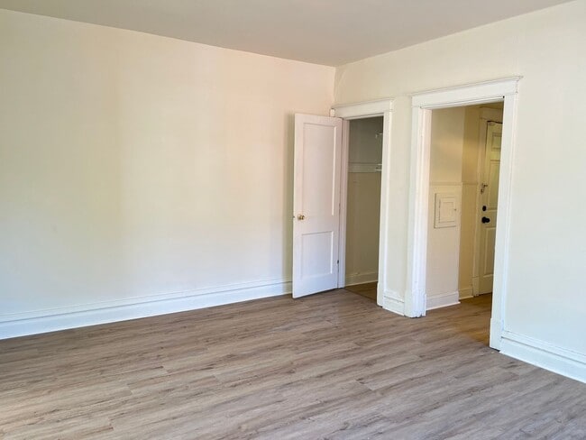 Building Photo - 1-Bedroom Apartment on 2nd Floor Unit 2729 2FL