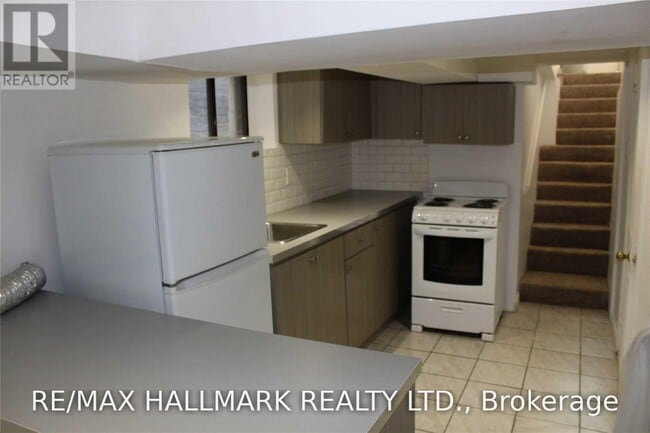 Photo - 48 Strathcona Ave