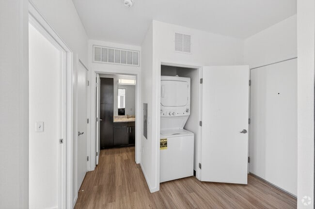 2BR, 2BA, 914SF - Laundry